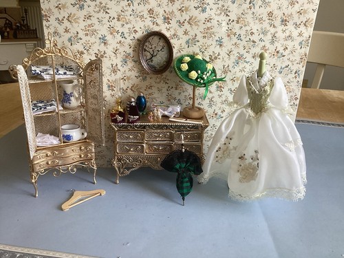 Dolls house scale - dolls,