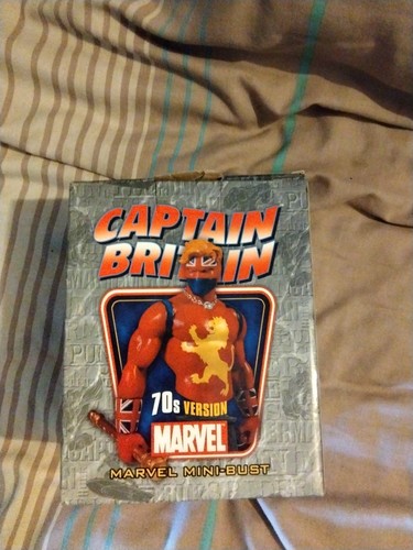 Captain britain bust bowen - bust,