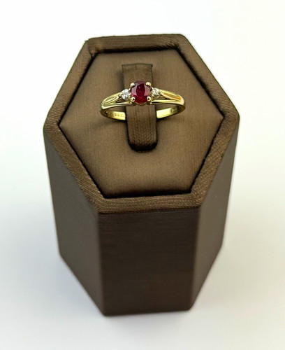 Spinel and 9ct gold ring - spinel, cz