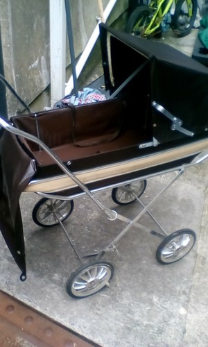 Vintage 1970 dolls pram - ,