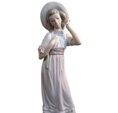 Nao lladro lady holding - nao,
