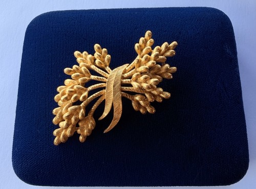 Crown trifari signed vintage - trifari,