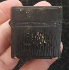 FINNIGANS LEATHER ON METAL