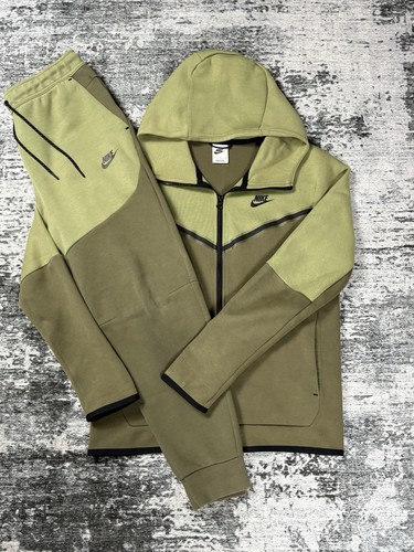 Nike tech fleece - old, season