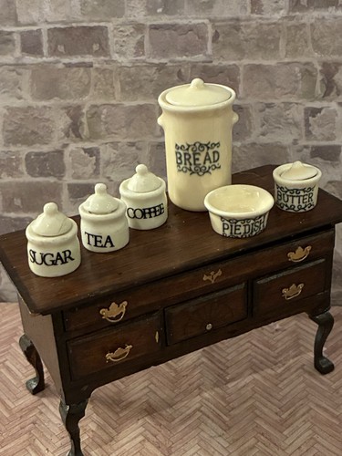Dolls house scale - 1/12,