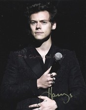 SINGER HARRY STYLES  Hand