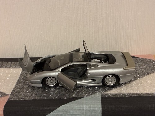 Maisto jaguar xj220 - maisto, 1/24