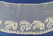 AN ANTIQUE BRUSSELS OR HONITON APPLIQUÉ FICHU OR COLLAR