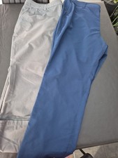 PAIR OF MENS UNDER ARMOUR GOLF TROUSERS. WAIST 40" LEG 30" GREY AND BLUE.