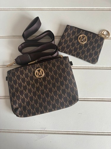 Piece set featuring brown - featuring, a