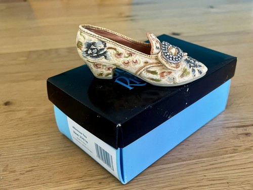 Just the right shoe - just, raine