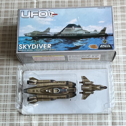 Ufo shado sky1 - +, skydiver