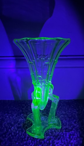 Vtg small rocket vase - vtg,