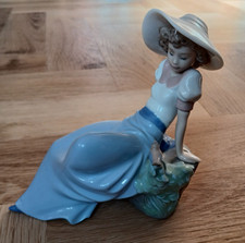Nao 535 Lady With Bird Porcelain Figurinine