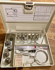BERNINA 910 SEWING MACHINE ACCESSORY BOX WITH 6 PRESSER FEET & OTHER ACCESSORIES