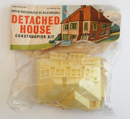 Airfix detached house - oo,