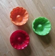 6 x Vintage Plastic Round