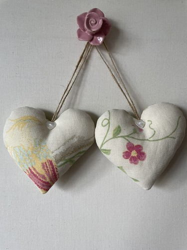 Pair heart door hangers in - of,