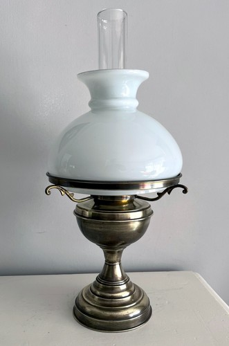 Lovely antique brass oil lamp