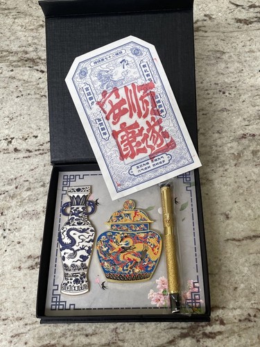 Gold fountain pen painted - w,