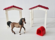 2 x Schleich Stable Shelters, plus Horse dating from 2015 - Spares