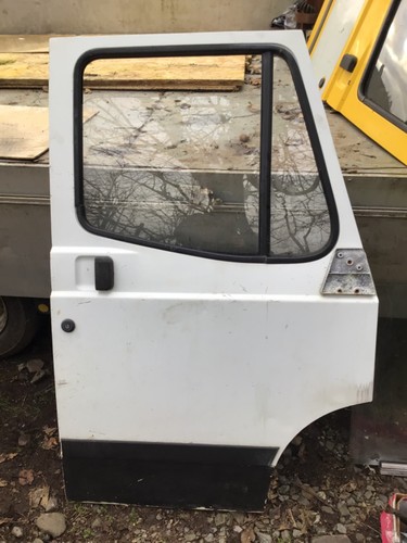 Ldv convoy pilot front right - front,