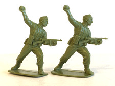 2 x AIRFIX. 1970's WWII BRITISH COMMANDO PLASTIC SOLDIERS. 1/32 ORIGINAL ISSUE