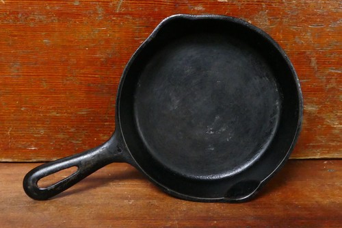 Vintage unmarked 3 cast - no.,