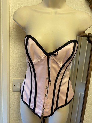 Beautiful agent provocateur - agent,