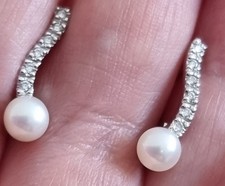 Classy 18ct white gold pearl