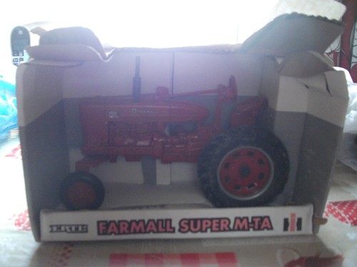 Ertl farmall super ta in - /super, m-ta