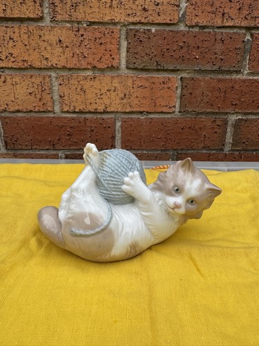 Nao lladro cat with ball - by,