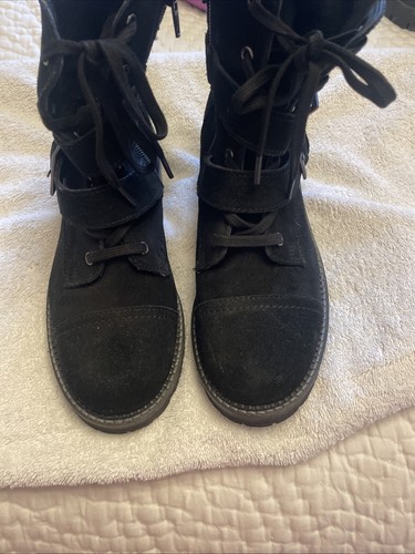 Red dead boots - or,