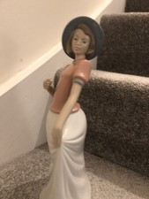 Nao   By Ladro Figurine Good Condition Lady With Flowers 