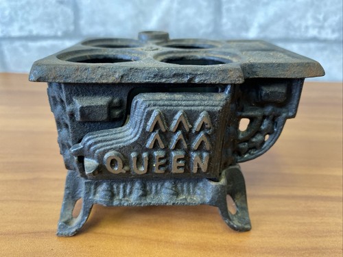 Queen vintage miniature - queen, cast