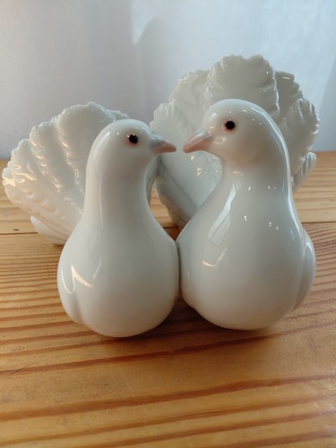 Lladro kissing love birds - kissing,
