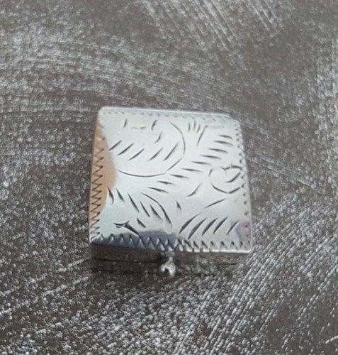 Vintage solid silver pill box - silver,