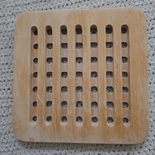 Square wooden trivet slotted - square,