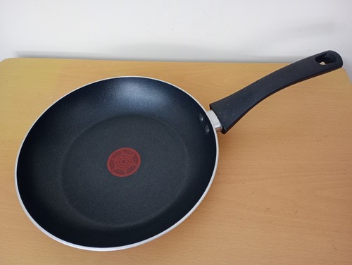 Red tefal frying pan - red,