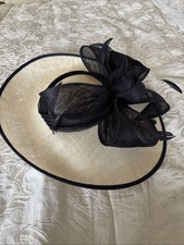 Stunning Snoxell & Gwyther Hatinator In Cream & Navy RRP £185