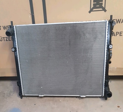 Front central cooling radiator - front,
