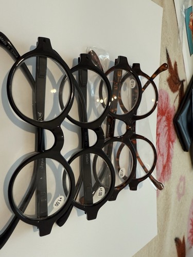 Magnifying glasses - magnifying,