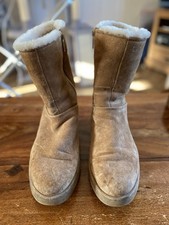 UGG BOOTS SIZE 8