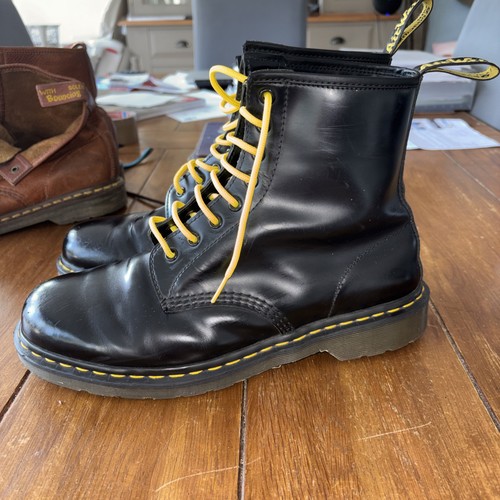 Martens airwair hole - dr,