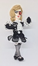 Madonna As Madame X, Hand