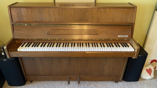 Piano overstrung upright - overstrung,