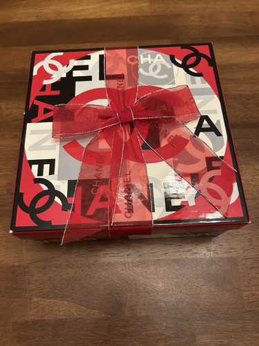 Collectible chanel empty box - empty,