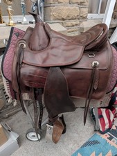 Barefoot treeless western saddle 