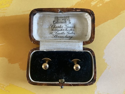 Pair 9ct gold studs boxed - studs,
