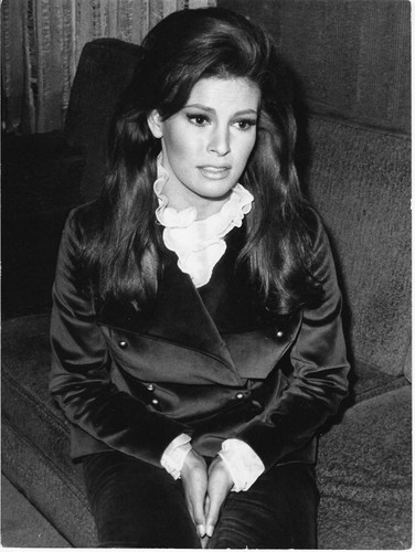 Raquel welch original press - original,